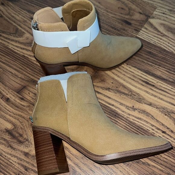 Shoes - womens boots 